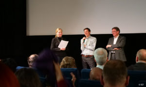 Astrid Beyer führte durch das Filmgespräch zu DER KRIEG IN MIR von und mit Sebastian Heinzel (Foto: Günther Ahner/HDF)
