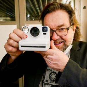 Natürlich hatte der Filmemacher auch eine Polaroid-Kamera dabei (Foto: Günther Ahner/HDF)