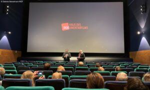 Ein angeregter Austausch zwischen DOK Premiere Publikum, Jens Meurer (l.) und Goggo Gensch (r.) im Delphi Arthaus Kino Stuttgart © Salome Hanselmann/HDF